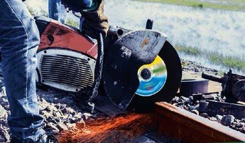 Řezání kolejnic kotoučem Karbosan