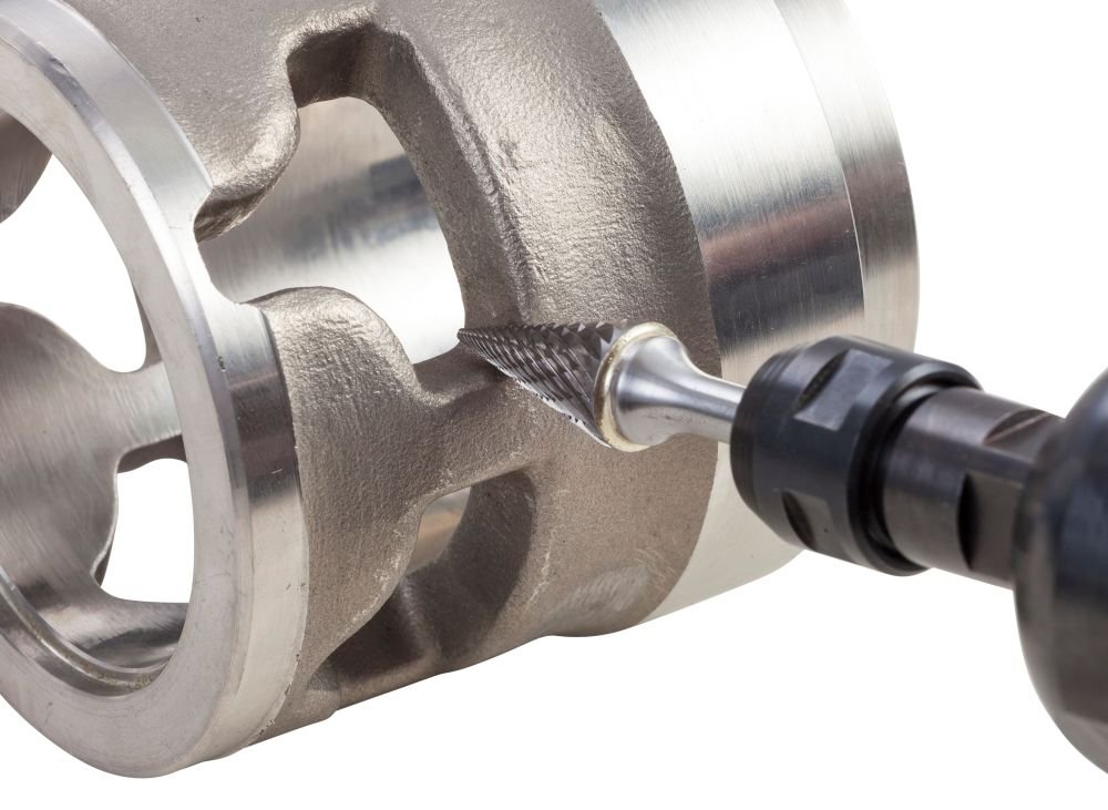 Technická tvrdokovová fréza při použití